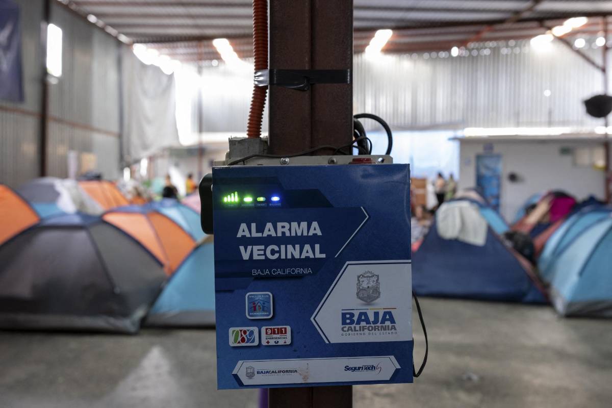 Decenas de migrantes permanecen en albergues en Tijuana a la espera de poder cruzar a Estados Unidos.