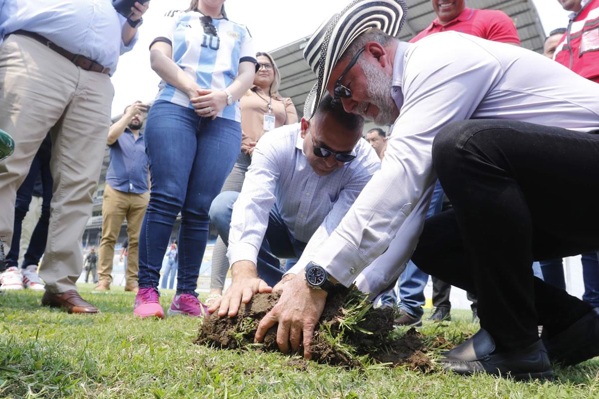 El alcalde de San Pedro Sula, Roberto Contreras, dio por comenzada la remodelación de la grama del Morazán.
