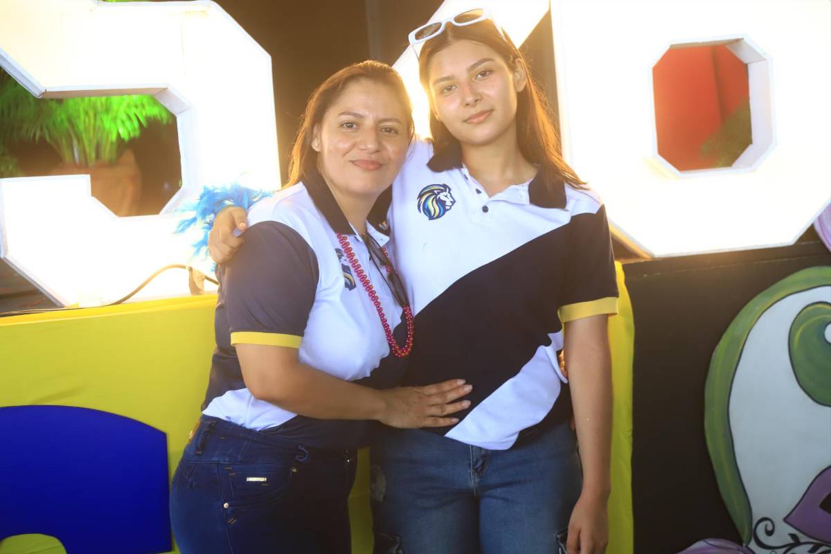 Seniors de la Western International festejan su entrada triunfal