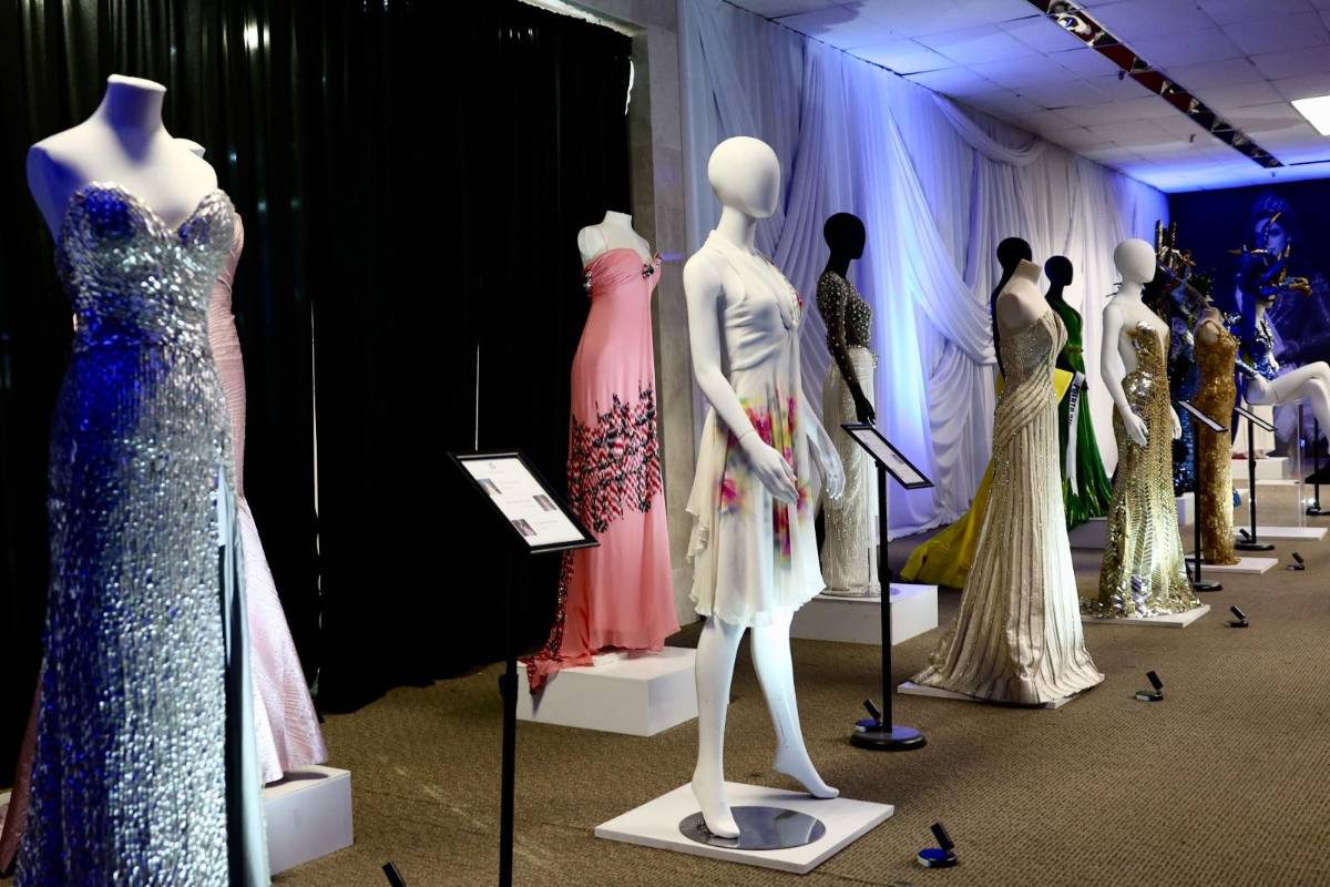 Inauguran exposición con coronas y artículos de colección de Miss Universo