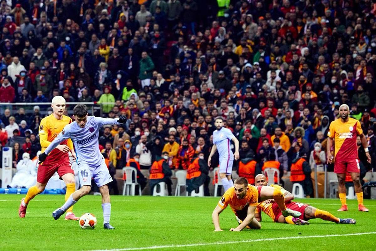 El momento de la definición de Pedri tras dejar acostados a dos defensas del Galatasaray.