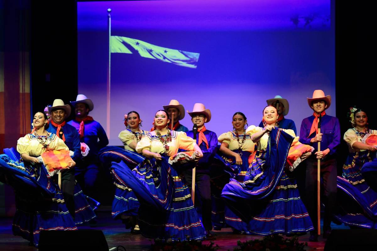 Artistas nacionales e internacionales brillan en espectacular festival folclórico