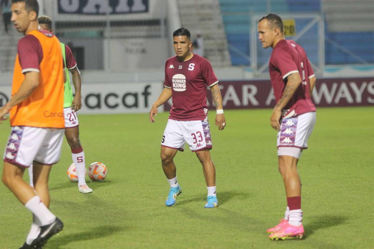 El hondureño Michaell Chirinos es titular. El atacante lució concentrado en los trabajos de calentamiento.