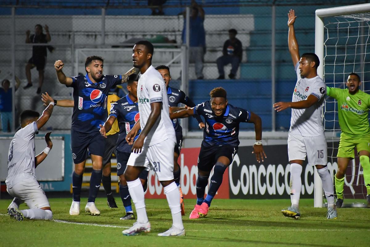 Javier Rivera, con el dorsal 15, jugó en la Copa Centroamericana con el Sporting San Miguelito frente al Motagua en el estadio Nacional Chelato Uclés.