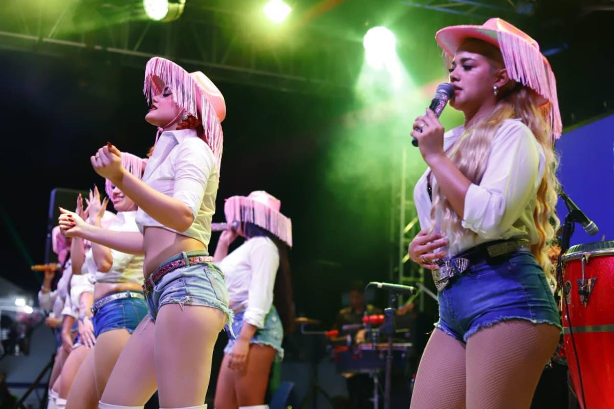 Chicas Roland brillan en la Feria Juniana 2026 del Campo Agas