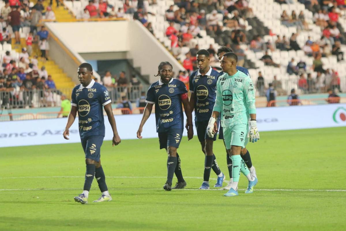 El increíble error de Menjívar vs Motagua, agresión a Edwin, sangre y baile en Olimpia