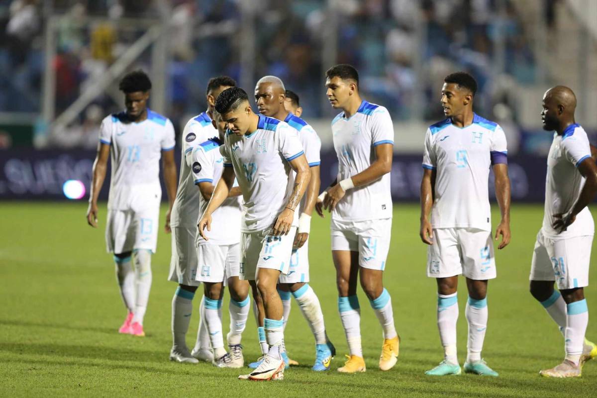 Jugadores de la selección hondureña se marchan a descansar.