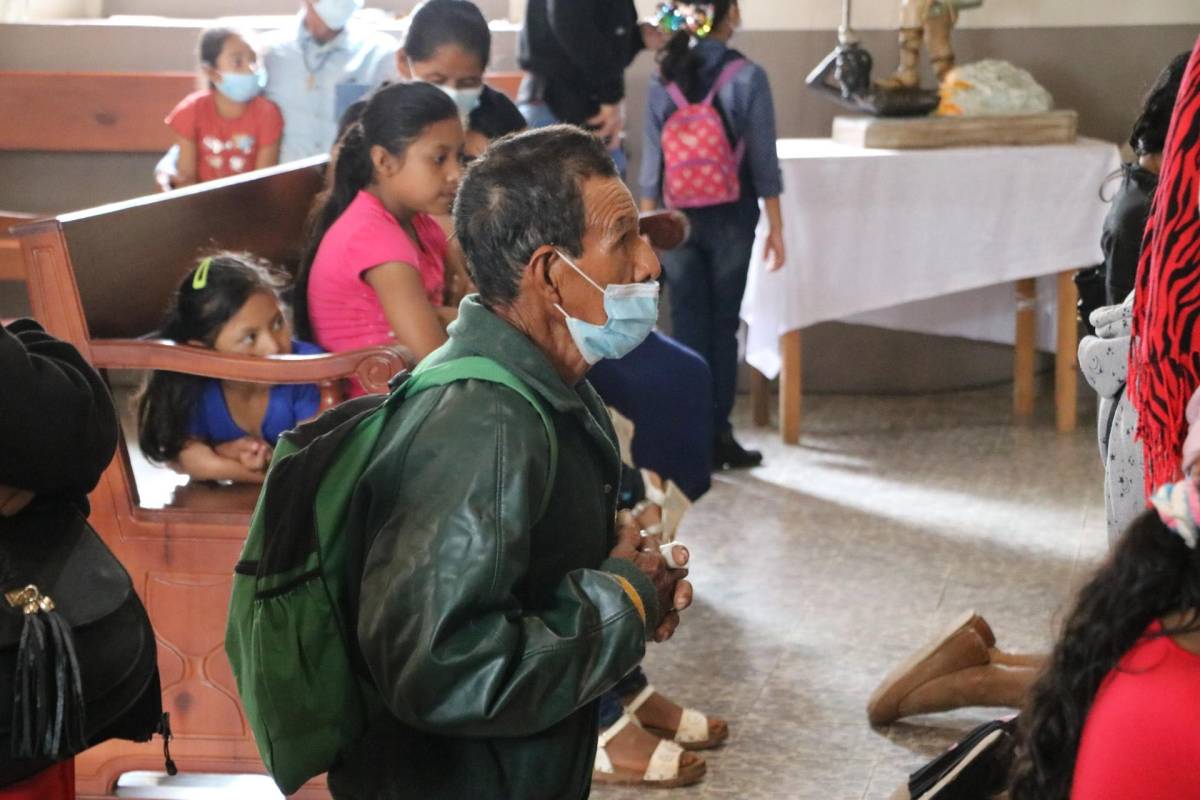 Miles de devotos cumplen promesas y peregrinan al Cristo Negro de Quezailica