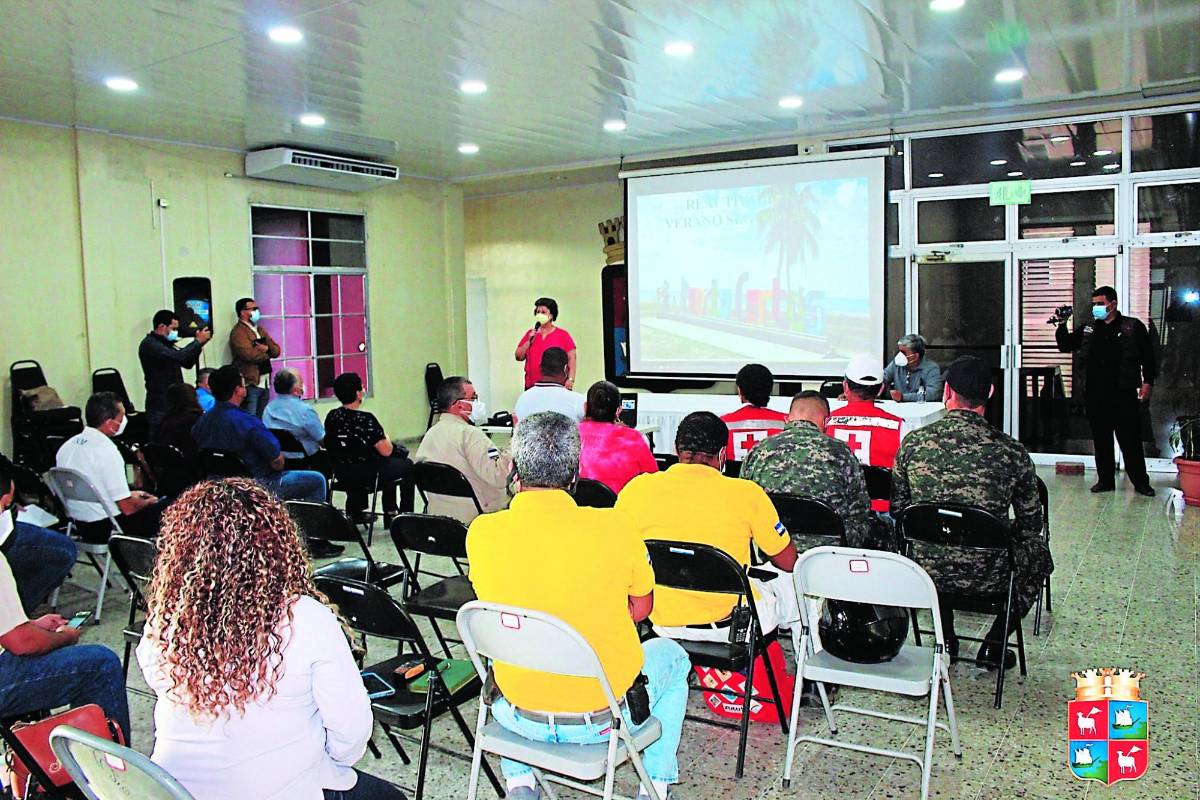 Autoridades municipales activaron el comité Verano Seguro 2022, cuadrillas realizan limpieza de las playas.