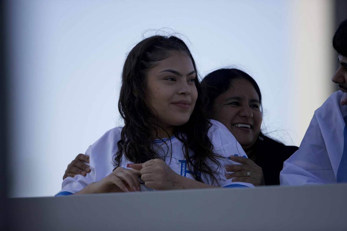 La 'chelita' que enamoró, ambiente y lindas chicas para el Honduras-Curazao