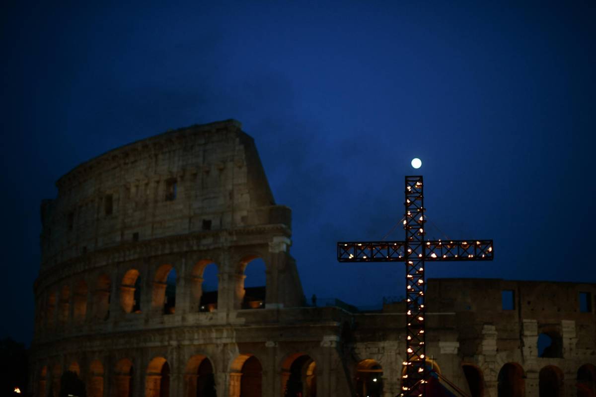 Un grupo de refugiados llevará la cruz este Viernes Santo en el Viacrucis del Coliseo.