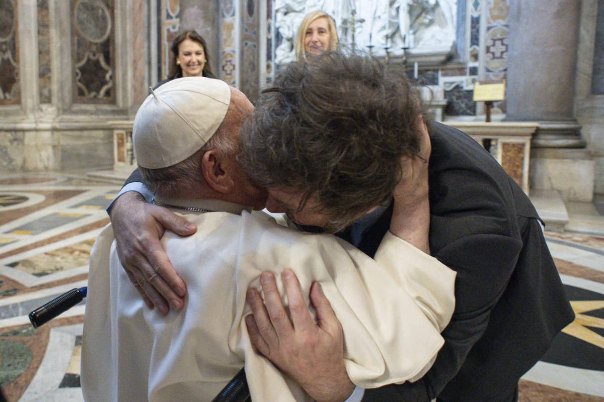 El mandatario argentino se fundió en un abrazo con Francisco al saludarlo en la misa de este domingo.