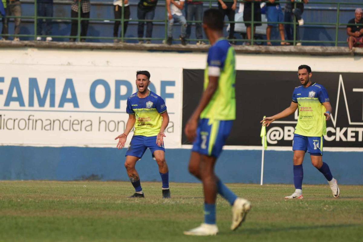 El reclamo de Sellecchia tras el gol anulado al Olancho FC.
