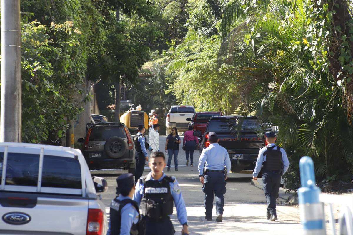 Policía reconstruye hechos en la calle donde mataron a María Fernanda