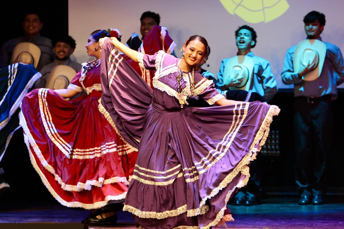 Artistas nacionales e internacionales brillan en espectacular festival folclórico