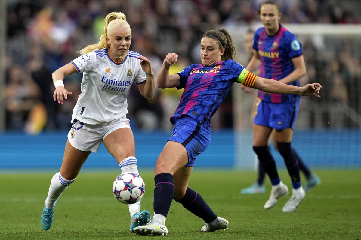 La centrocampista española del Barcelona, Alexia Putellas, disputa el balón ante la defensa danesa del Real Madrid, Sofie Svava.
