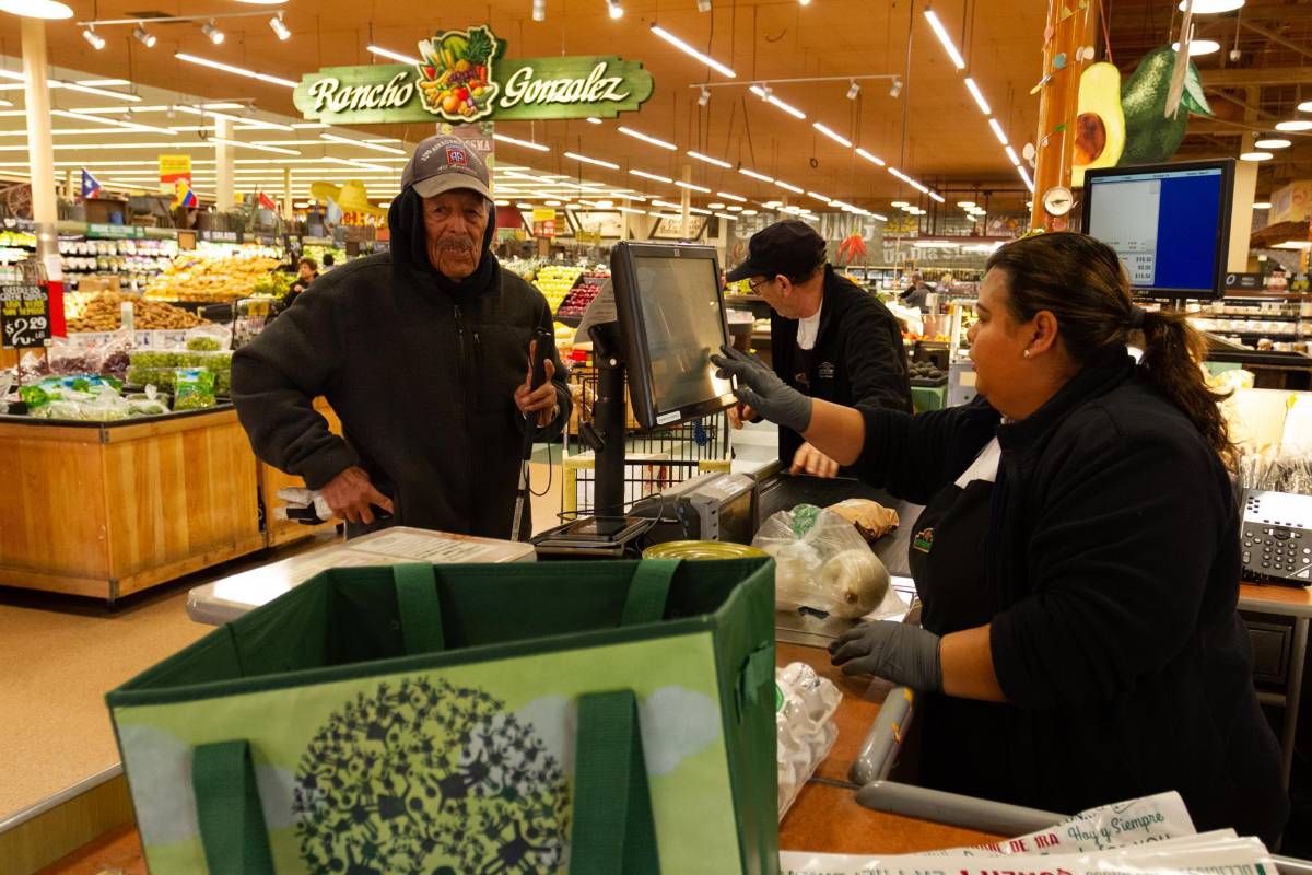 Latinos lideran crecimiento económico en EEUU, pero están mal financieramente