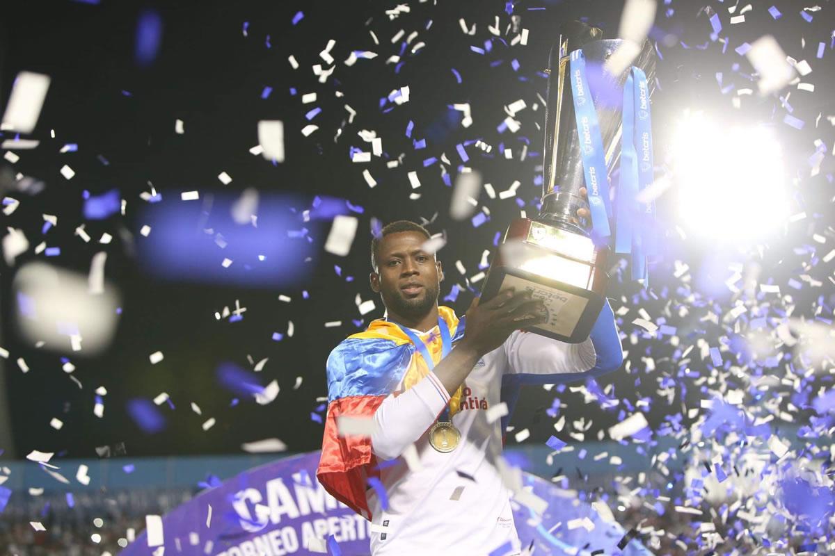 El delantero colombiano posando con la Copa 37 del Olimpia.