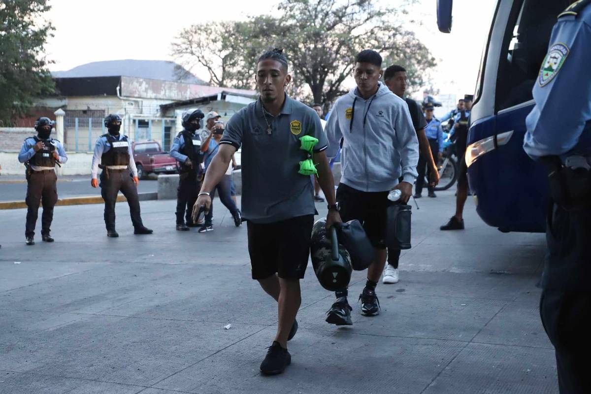 Momento de la llegada de la plantilla y cuerpo técnico del Real España al estadio Nacional.