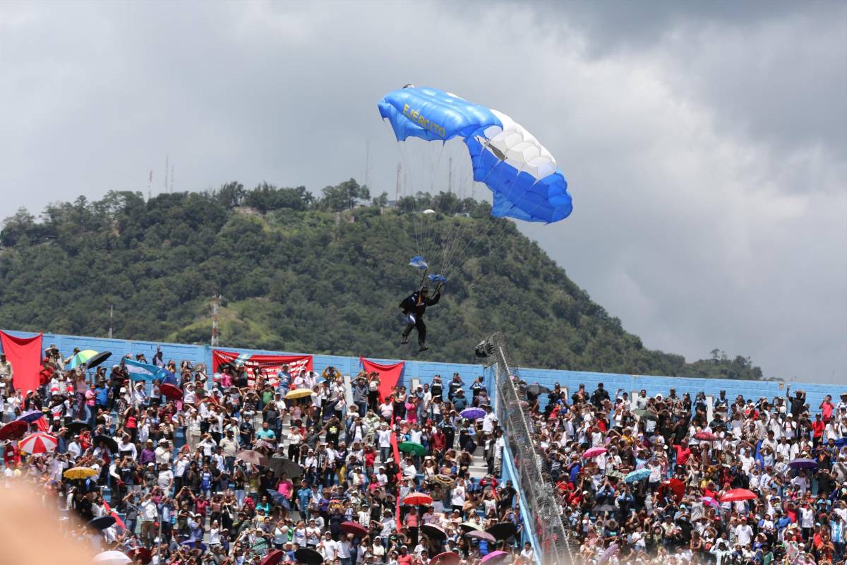 Paracaídista cae en el estadio Nacional.