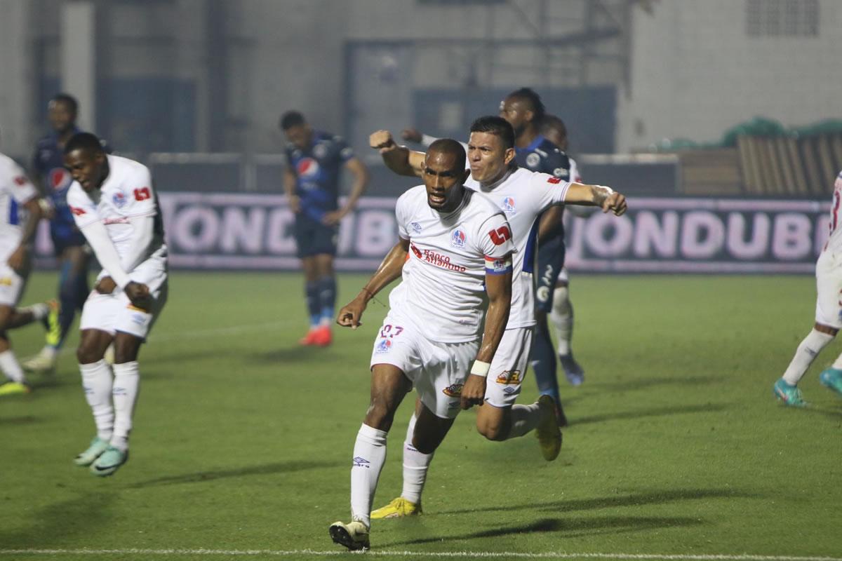 Jerry Bengtson gritando su gol que salvó de la derrota al Olimpia.