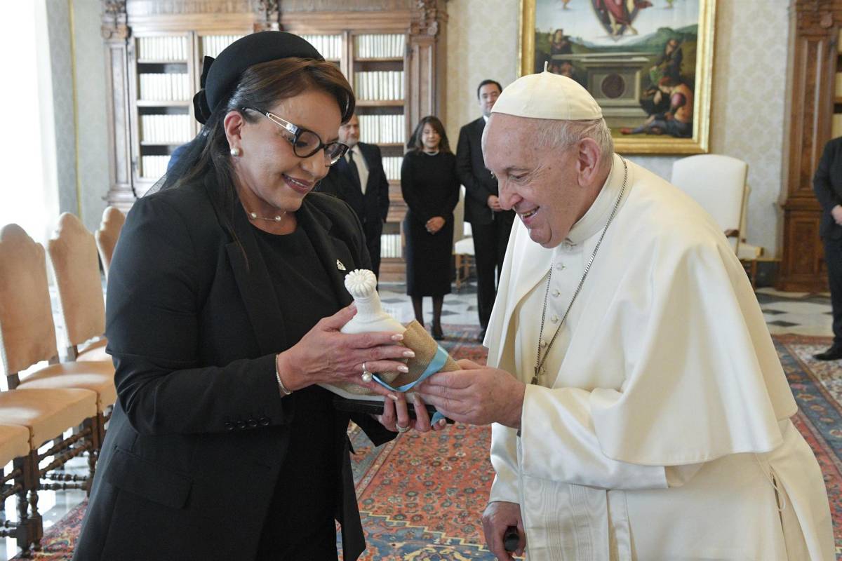 Durante la audiencia, como es habitual, la presidenta hondureña y el pontífice intercambiaron regalos.
