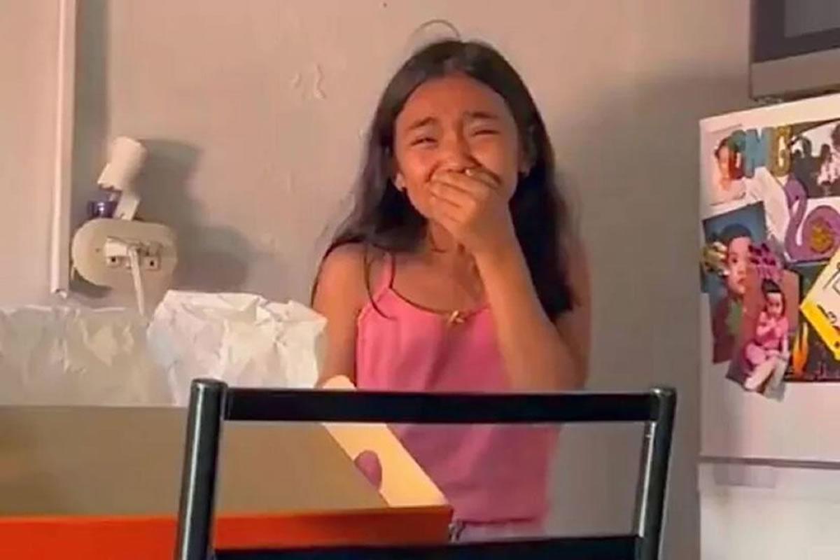 Niña rompe en llanto al recibir un boleto para ver a Messi en El Salvador