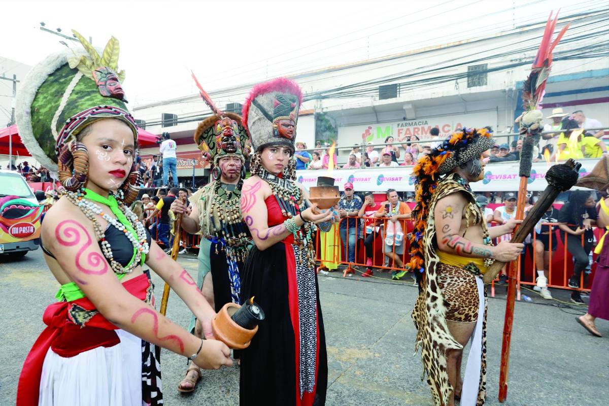 Las carrozas y comparsas estuvieron en su máximo nivel de vistosidad.