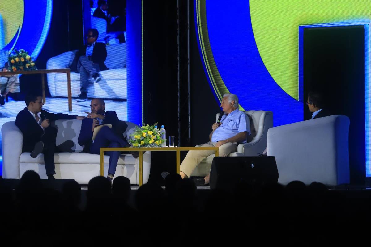 Carlos Acosta, Luis Lara y Fernando Varela,, conductores del programa “La Hora del Té”, entrevistaron al doctor Roberto Canessa.