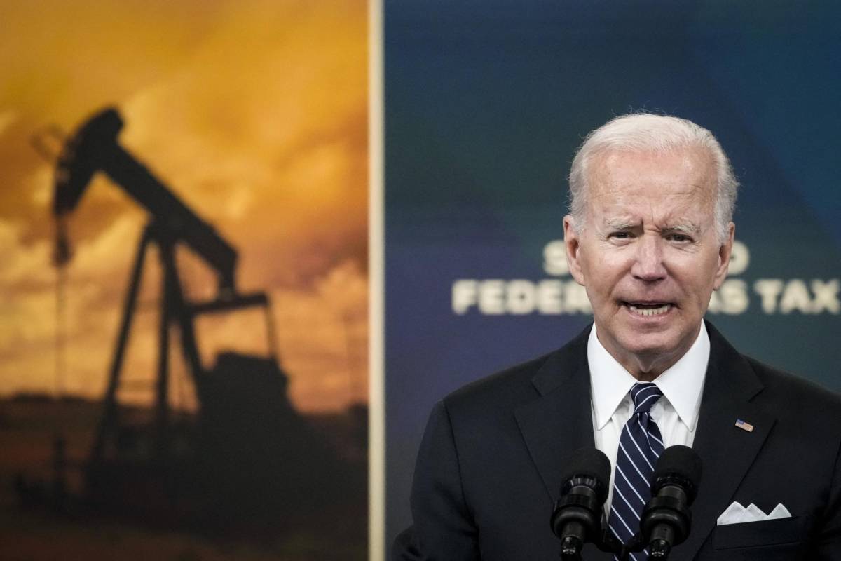 Biden afirma que las petroleras estadounidenses no refinan suficiente petróleo por el cierre de refinerías durante la pandemia.