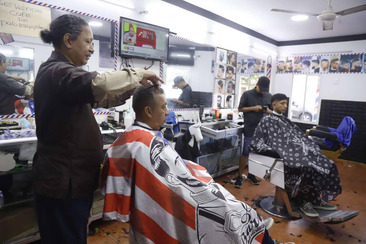 Un legado de tres generaciones destaca en barbería de barrio Guamilito