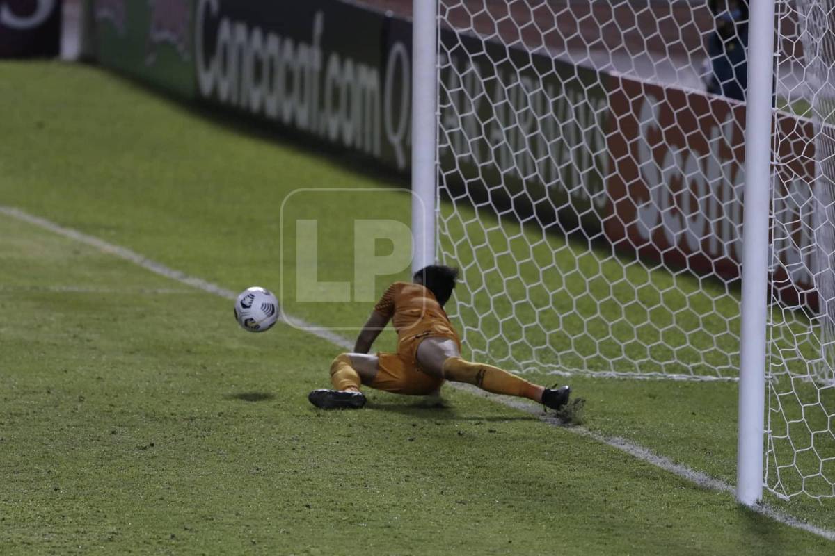 Jorge Moreno y uno de los penales que detuvo en la tanda.