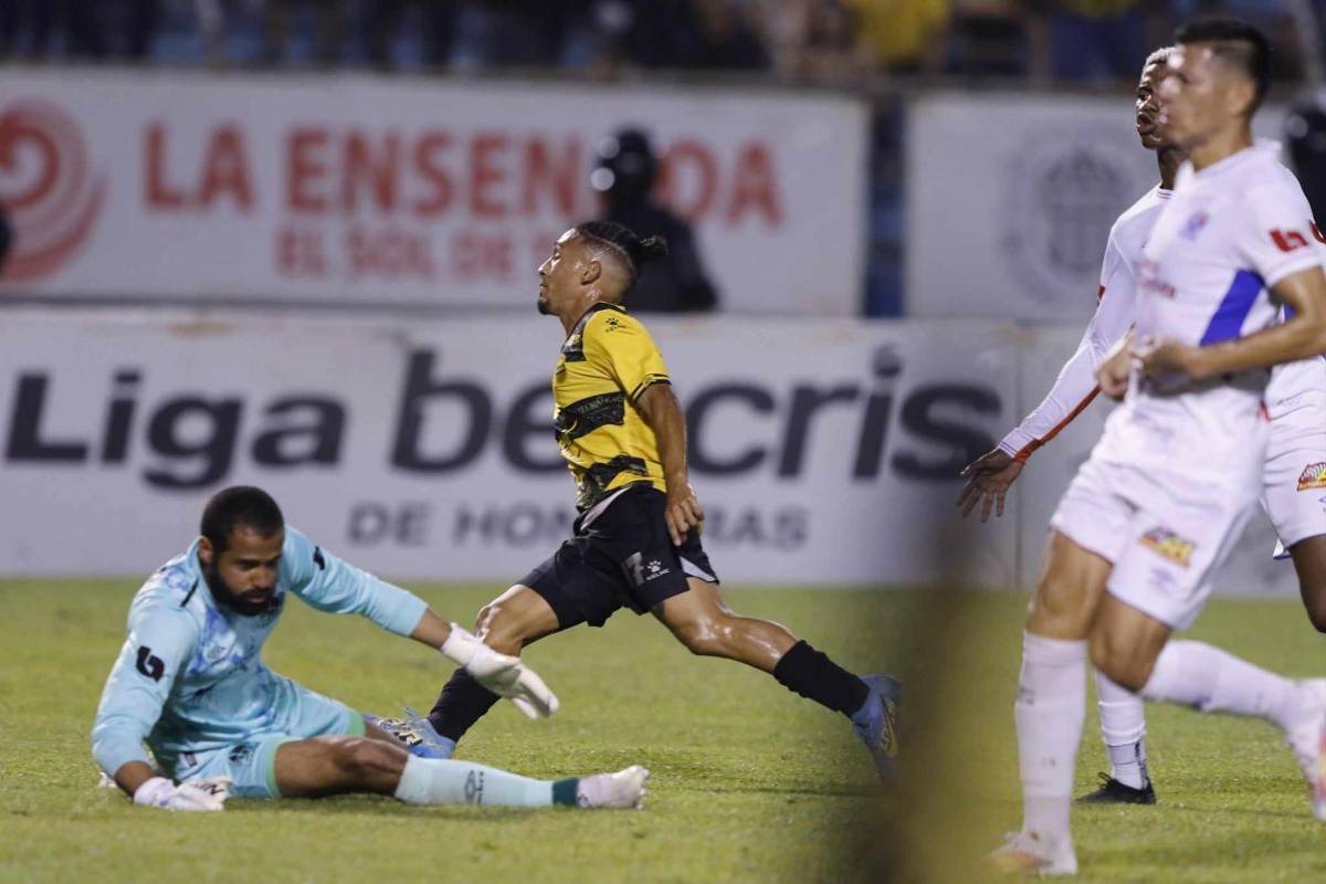 Kennedy Tocha se aprestaba a celebrar tras el tanto que significó el empate de la máquina.