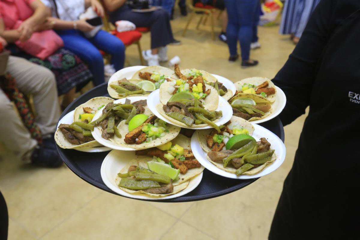 El Chef Aquiles Chávez goza en la Expo Buen Provecho al ritmo de Sopa de caracol