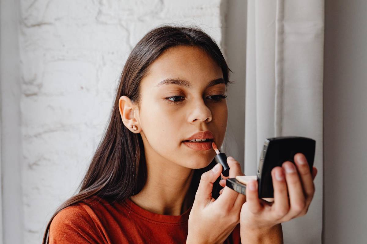 ¿Vanidad o baja autoestima?: razones por las que algunas mujeres no salen sin pintarse los labios