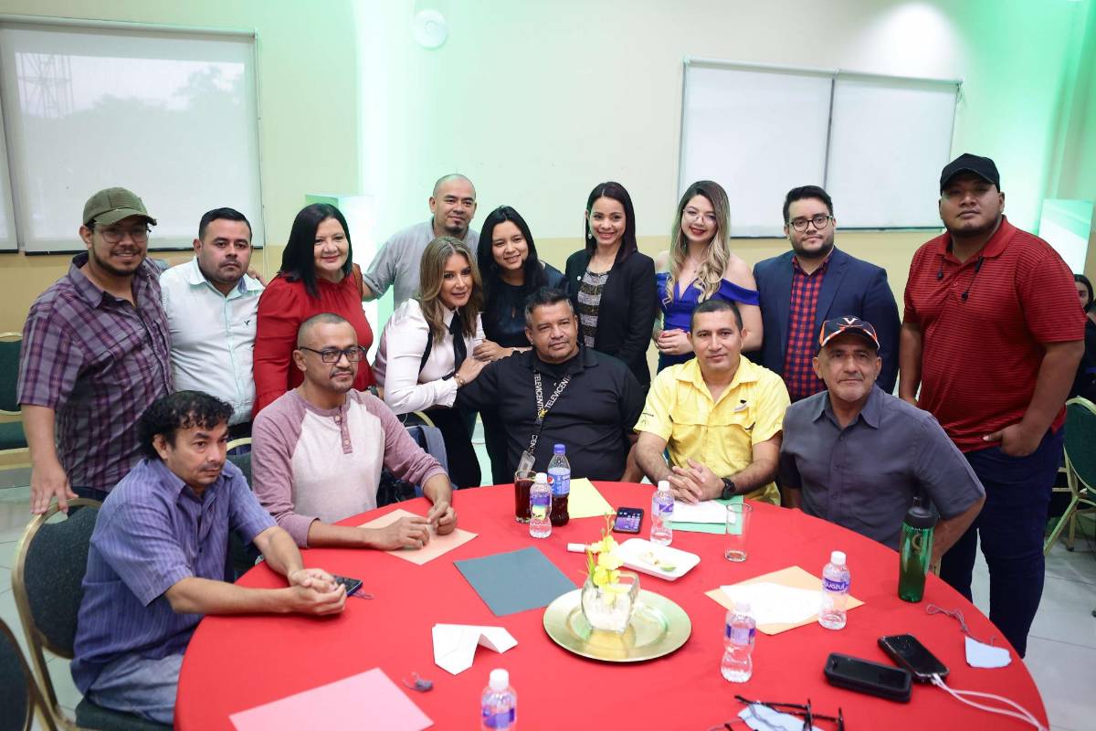 UTH celebra convivio con periodistas