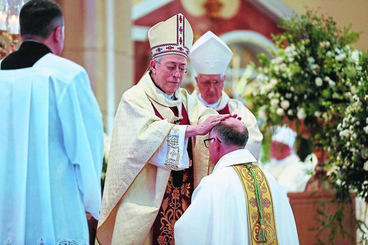 <b>El cardenal Óscar Andrés Rodríguez coloca sus manos sobre el nuevo arzobispo José Vicente Nácher Tatay y eleva una oración por él. </b>