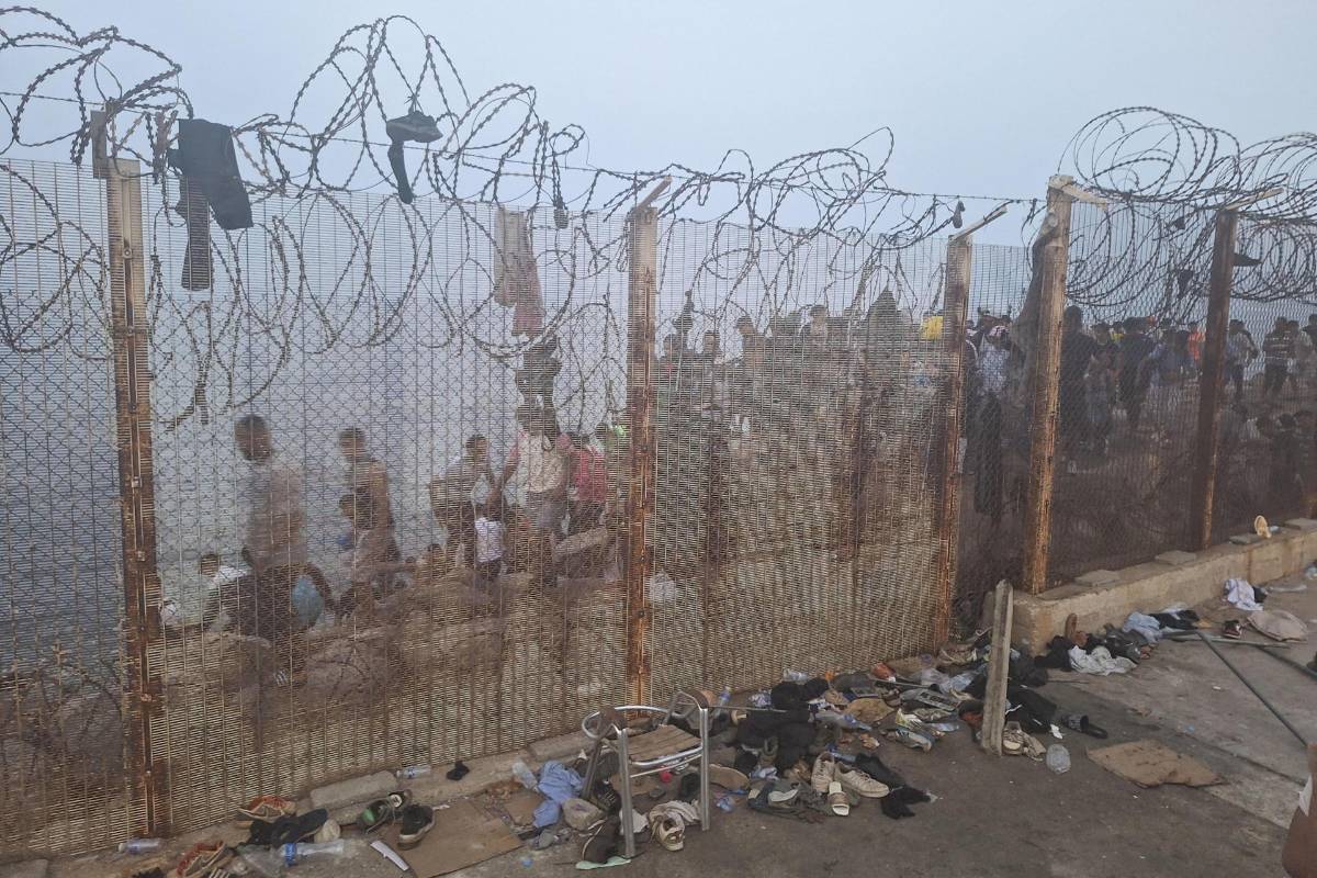 El caos se apodera de la frontera de Ceuta: miles de jóvenes quieren llegar a España