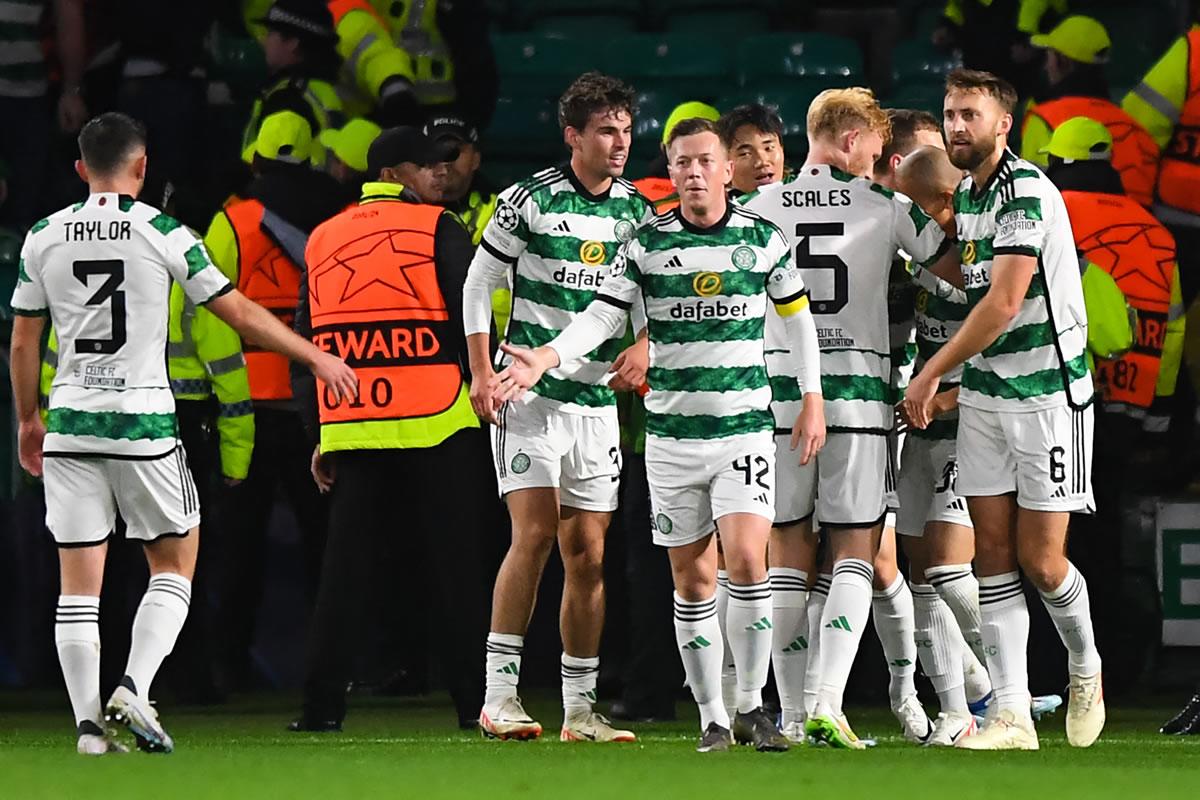Jugadores del Celtic celebrando el gol de Kyōgo Furuhashi.