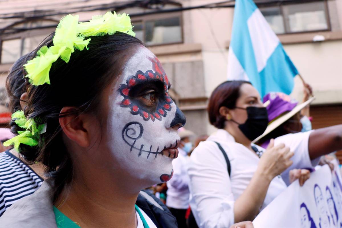 Decenas de mujeres conmemoraron este martes el Día de la Mujer Hondureña reclamando el fin de la discriminación. EFE/ Humberto Espinoza