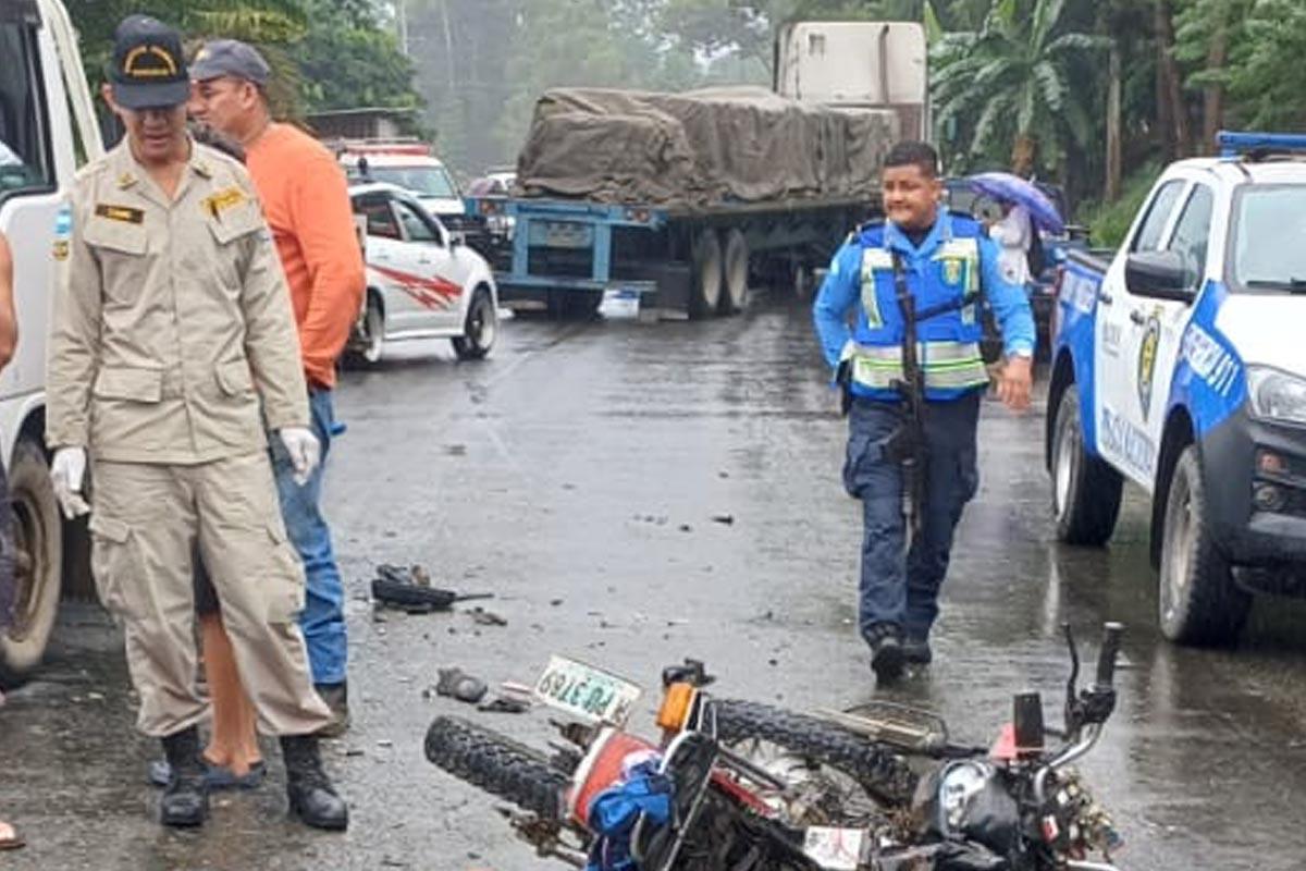 Mueren dos jóvenes al impactar su motocicleta con camión