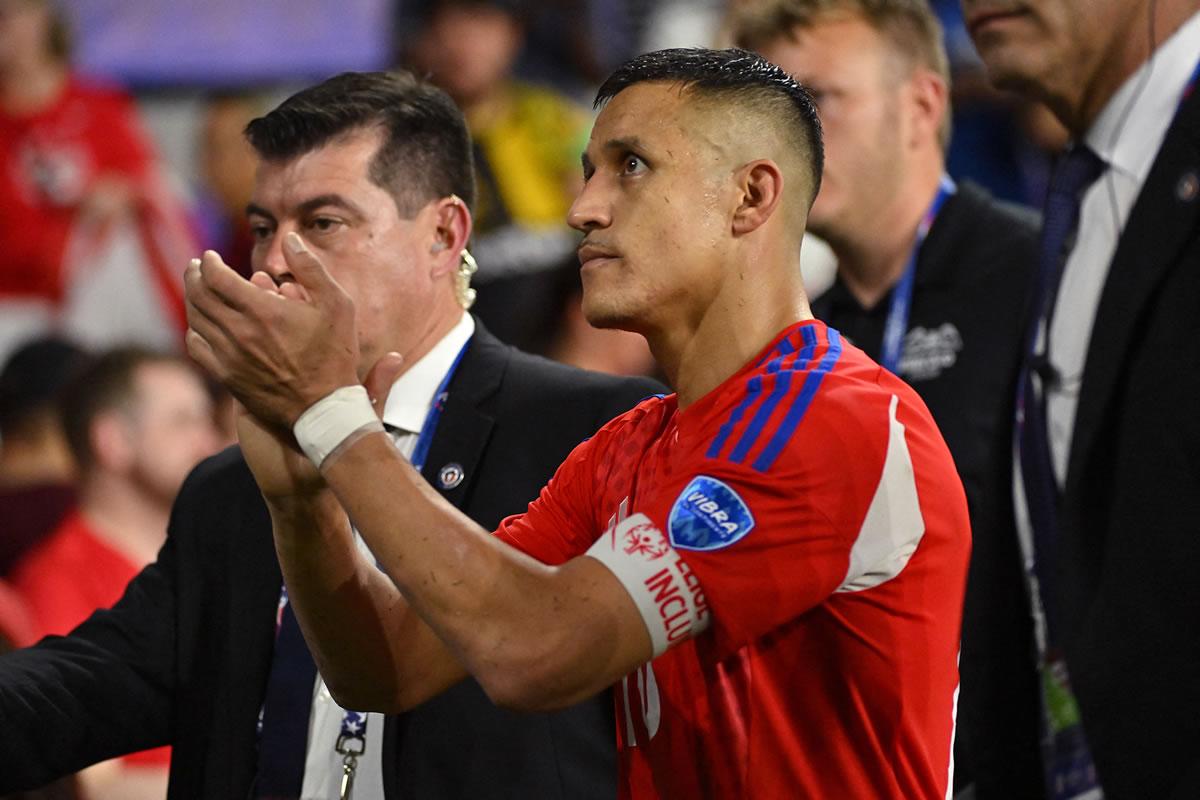 Alexis Sánchez aplaude el apoyo de los aficionados chilenos tras la eliminación de Chile en la Copa América 2024.