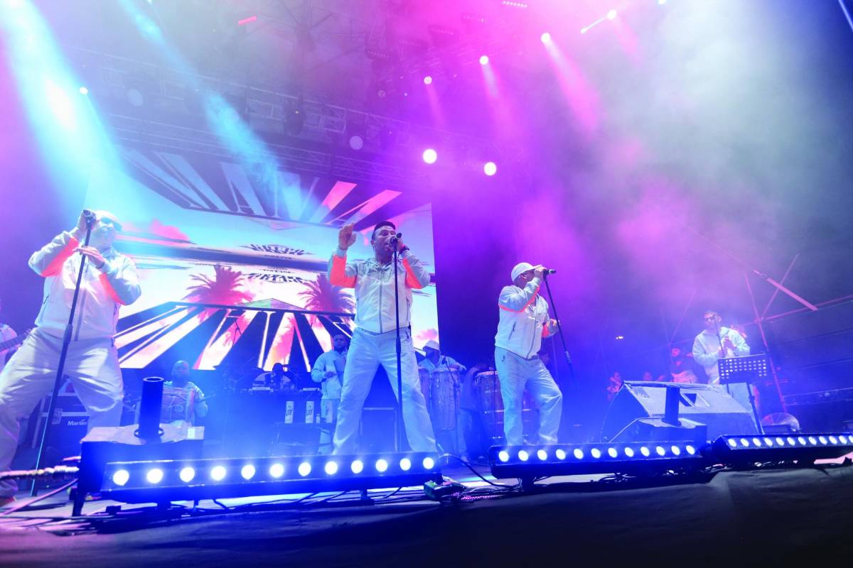 Las carrozas y comparsas estuvieron en su máximo nivel de vistosidad. Por la noche, turistas nacionales y extranjeros bailaron con Grupo Manía y el dembow de Chimbala, Ángel y Khriz y los artistas catrachos.