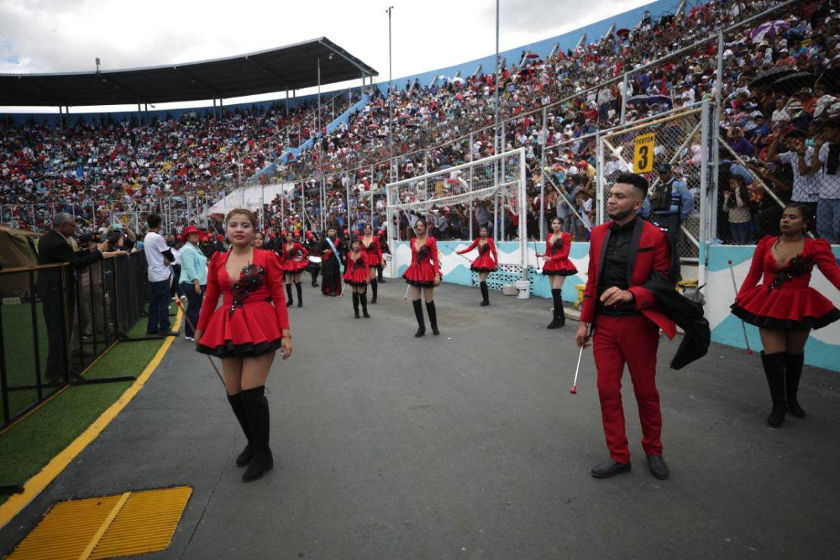 El instructor de palillonas que se volvió viral durante el desfile patrio
