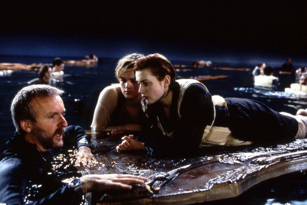 James Cameron dirige a Leonardo DiCaprio y Kate Winslet en una escena de “Titanic”.