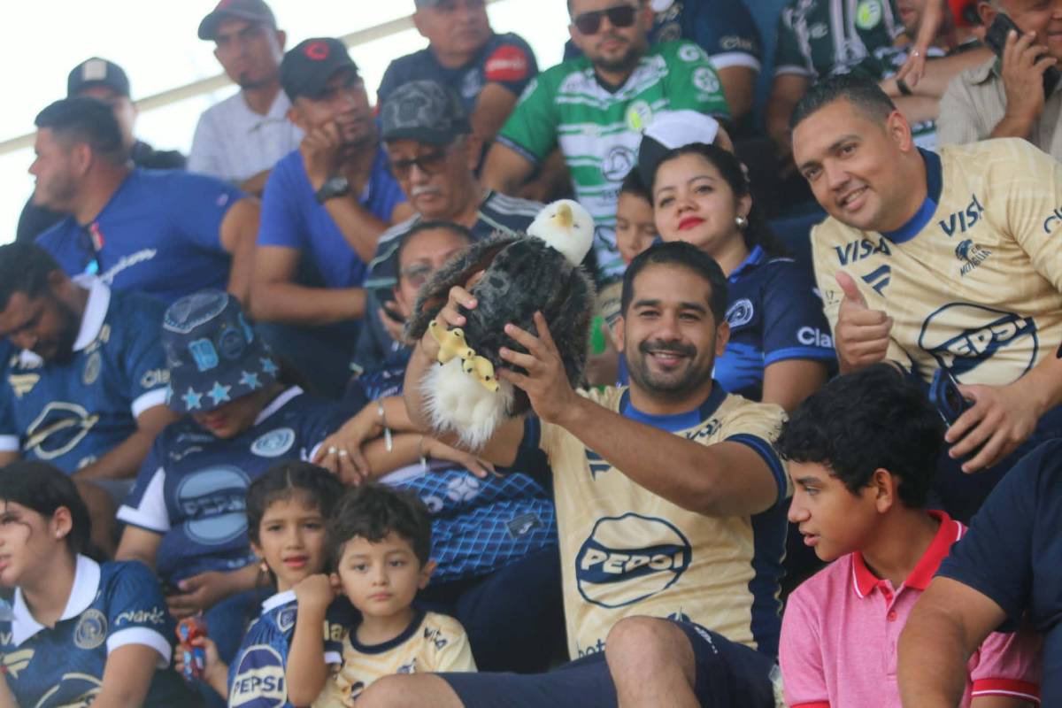 La misteriosa pelirroja y la bella colocha roban miradas en el Juticalpa-Motagua