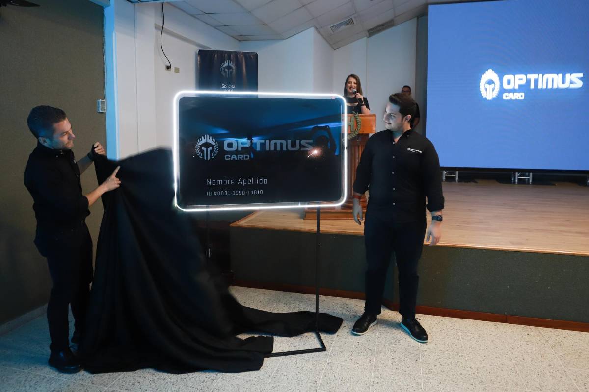 Roger Enrique y Julio Valladares realizaron la develación oficila de esta nueva tarjeta de beneficios exclusivos.