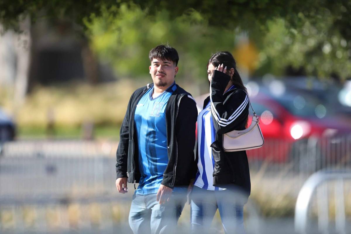 La 'chelita' que enamoró, ambiente y lindas chicas para el Honduras-Curazao