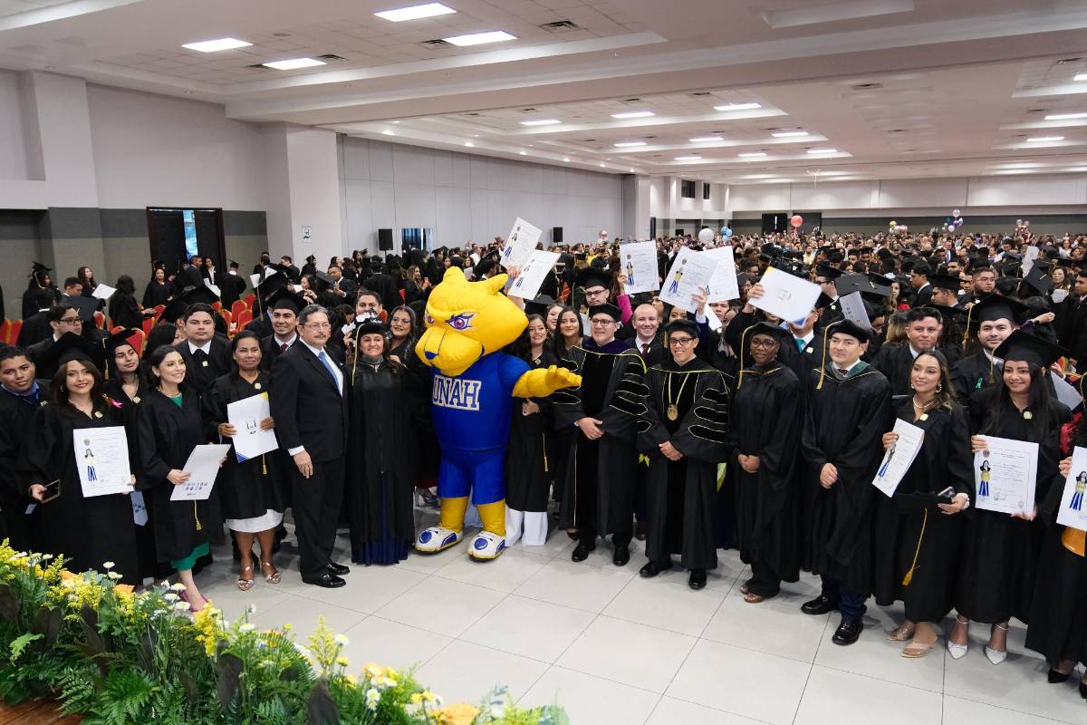 Unah Cortés celebra la Primera Ceremonia de Graduación Pública 2024