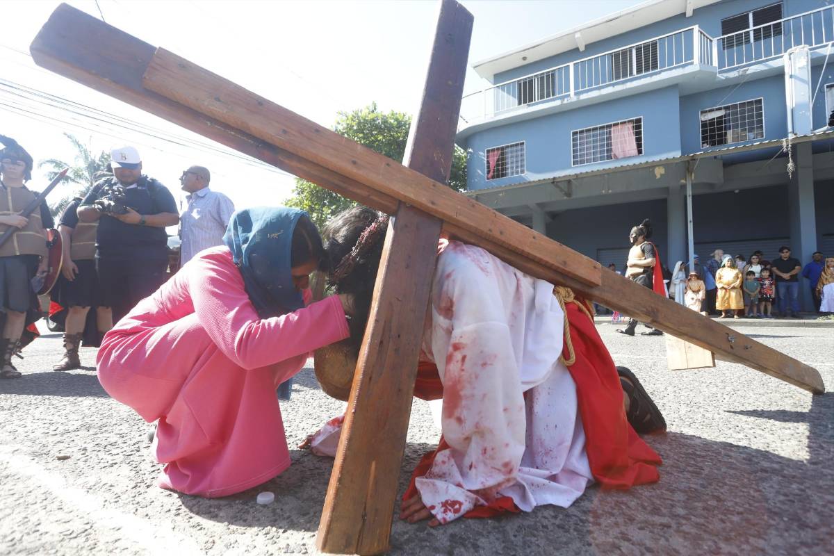 Entre oraciones y lágrimas, fieles acompañaron a Jesús en su camino al Calvario